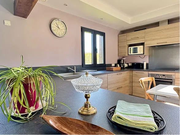 coin cuisine de la roseliere, gite normand pour 8 personnes