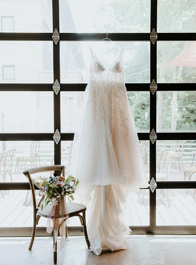 Robe de mariée suspendue