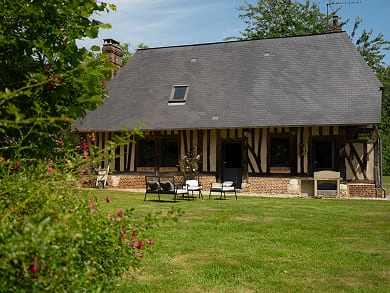 Vue extérieure de l'ancienne écurie, gîte normand à colombages