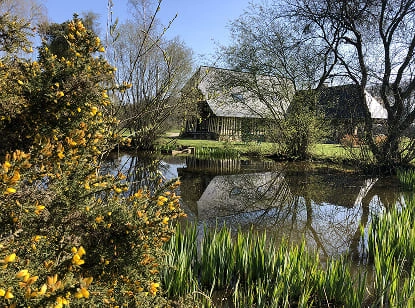 Vue du parc au printemps fleuri, au Domaine de la Ferme de Fourges