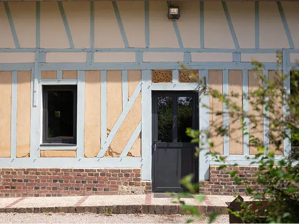 porte d'entree du gite pour 12 personnes la longere en normandie
