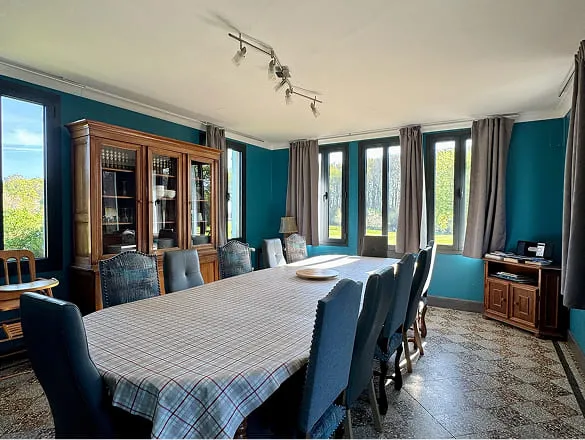 salle à manger du gite pour 12 personnes la longere en normandie