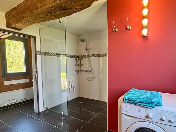 salle de bain 1 du gite pour 12 personnes la longere en normandie