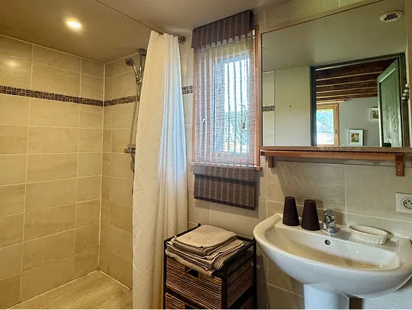 salle de bain du gite la petite maison de rose 