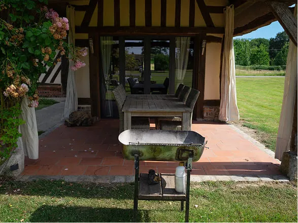 terasse couverte de la roseliere, gite normand pour 8 personnes